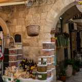...ordina la spesa a �domicilio� dal negozio di alimentari di sotto, calando gi� un cestino tramite una corda